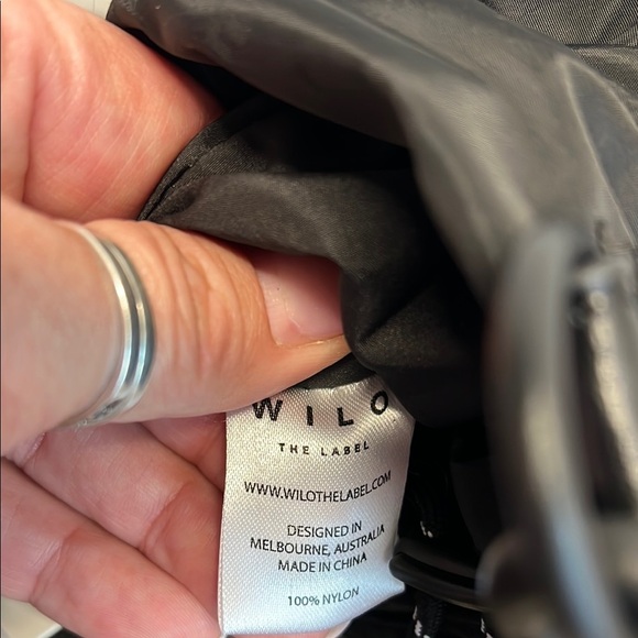 Wilo The Label Black Hydration Bag with Cell Phone/Keys Pocket - Picture 8 of 13